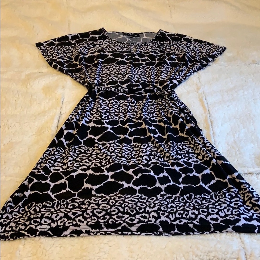 NWOT Mlle Gabrielle knee length dress W/belt
